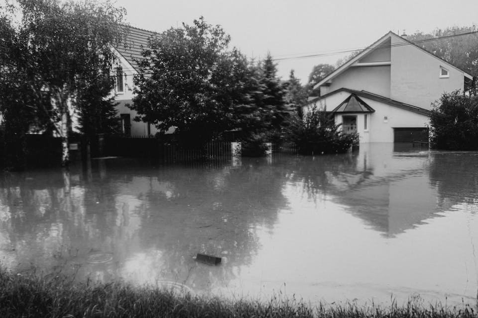 Wohngebiet nach Starkregen und Hochwasser mit überfluteten Grundstücken